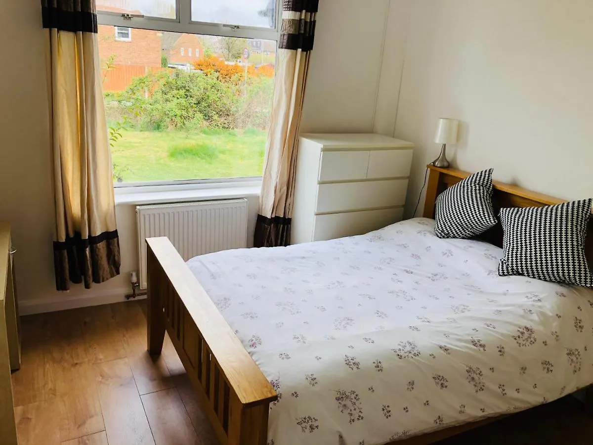 Amazing Quiet Garden House Near London Luton Airport Apartamento 0*, Luton (Bedfordshire)