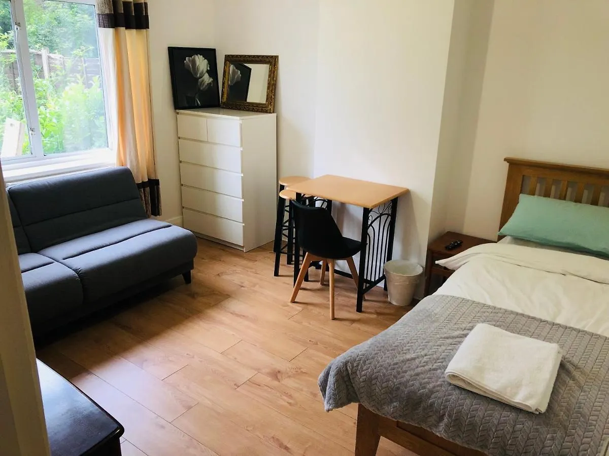 Amazing Quiet Garden House Near London Luton Airport Apartamento