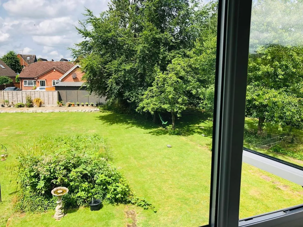 Habitación en casa particular Amazing Quiet Garden House Near London Luton Airport Apartamento